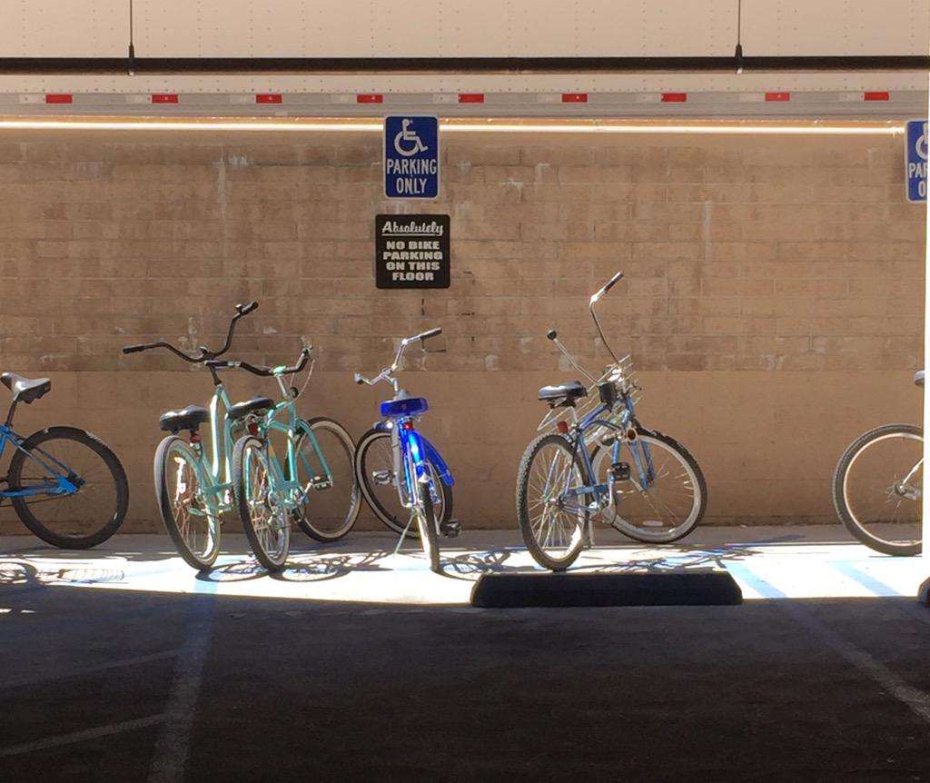 utoepeea's tweet photo. Um what's wrong with this picture? #LosAngeles #noonereadssigns 😜 http://t.co/NLTtyhMzFy