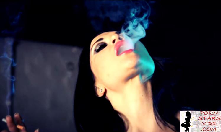 Monster_Barks's tweet photo. #Watch The Hardcore Chain Smoker
Performer : Jasmine Jae
Url : http://t.co/AUKhmL7igh (18/21+ Please) http://t.co/FBazTQFZGu