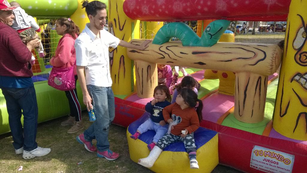 Los inflables también se disfrutan esta tarde.#DiaDelNiñoVGG