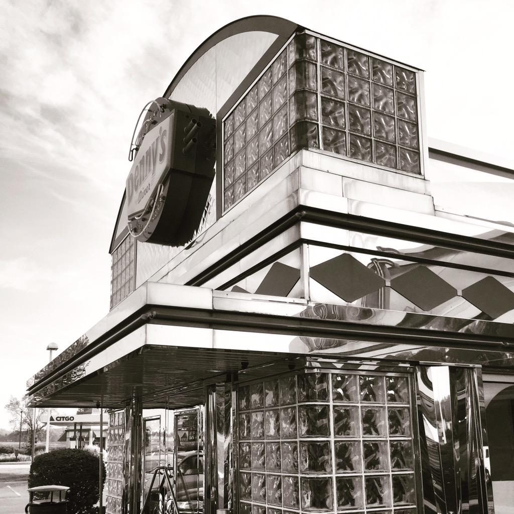 paolo_franzese's tweet photo. Photo credit to @GiammarcoNick - road side eating #studioH2G @DennysDiner with @FranzeseUSA http://t.co/NgS4xmujA8