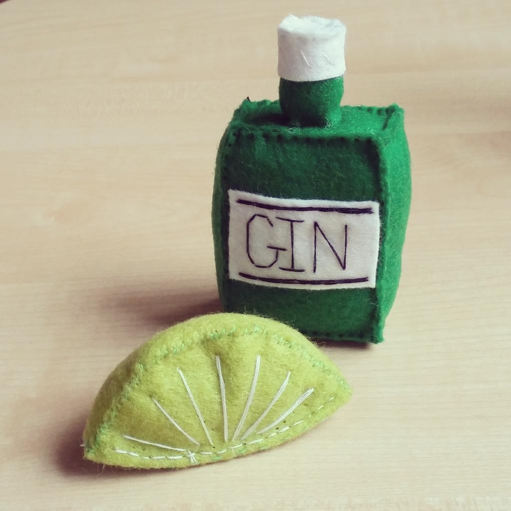 CrafternoonClub's tweet image. I made this little piece recently. thinking of turning it into a G+T garland crafternooncabaretclub.com/2015/08/20/pla… #CraftHour #green