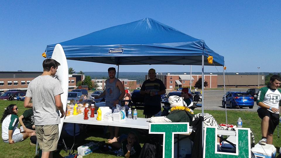 TownHouseUNB's tweet photo. We had a fantastic day at our BBQ in the field with our new students and our green shirts! #TownHouseLove http://t.co/f8P4DFJYEB