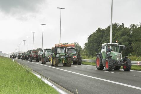 Argentine58's tweet photo. @xxoob_dooxx 

#farmers #tractors are in #BRUSSELS
#vision58 http://t.co/AlLUtP4yeF