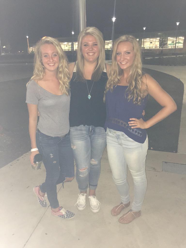 gab_fentem's tweet photo. I wore jeans last night bc #college @maggieblaukamp http://t.co/hKnMb7lfpc