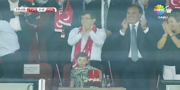 ATuncayOzkan's tweet photo. Fotoğrafta ülke durumunun farkında olup, bu kadar şehit varken sevinemeyecek, gülemeyecek kadar büyük BİR KİŞİ var. http://t.co/t9dSdAeh5v