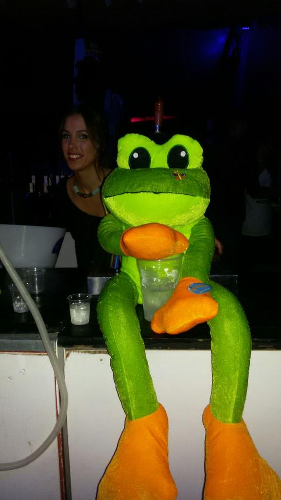 alicia18818's tweet photo. La mejor camarera de toda la feria ella @Encarnidm con mi super rana 😄 http://t.co/1CYQzol44a