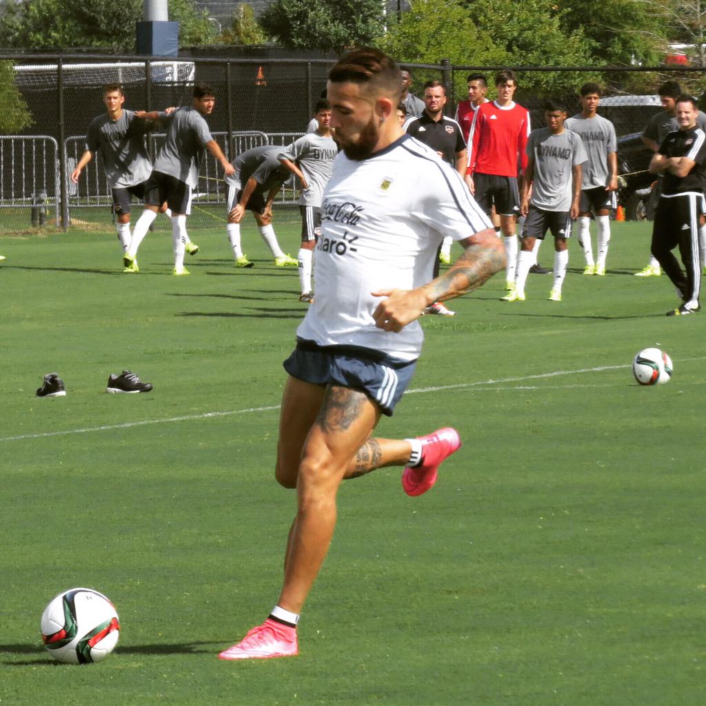 Notamendi30's tweet photo. Entrenamiento en Houston por la tarde ya partiendo para Dallas para seguir con la preparación #seleccionArgentina http://t.co/oBFKZM6DQO
