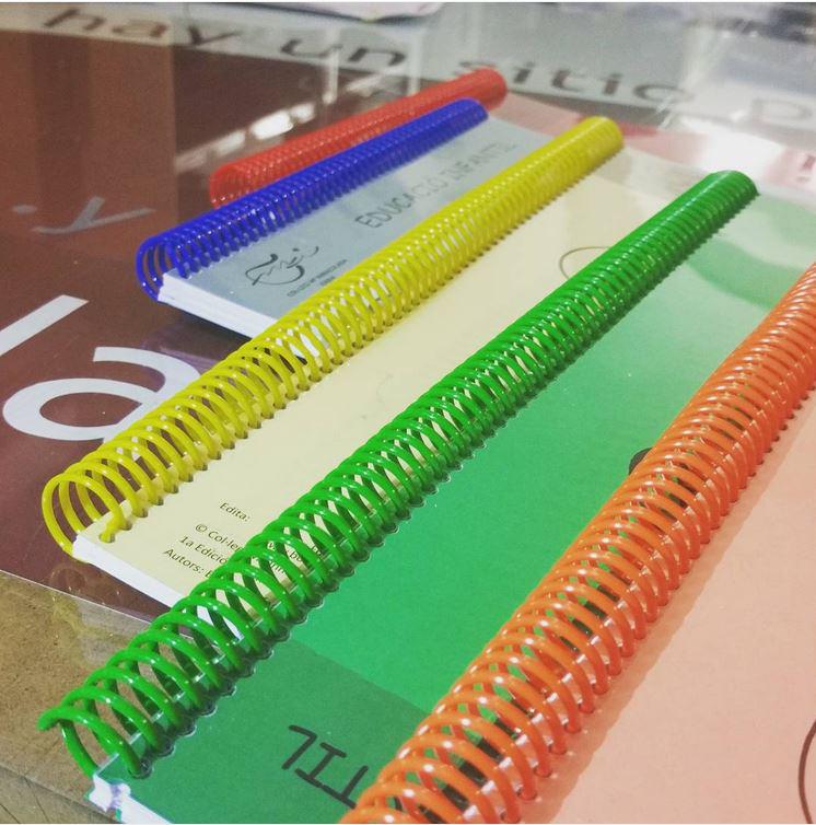 dimpresion's tweet photo. La vuelta al cole está apuntito! Ya tenemos listos estos libros con gusanillo a prueba de niños #FelizLunes http://t.co/GIiYeEyYDD
