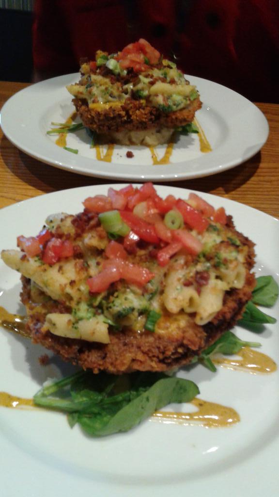 Daddybri69Keith's tweet photo. On the road you eat flatbreads or you get creative! #roomielove #thatwasthebomb #chipsburger http://t.co/Xv7WDHXqBL