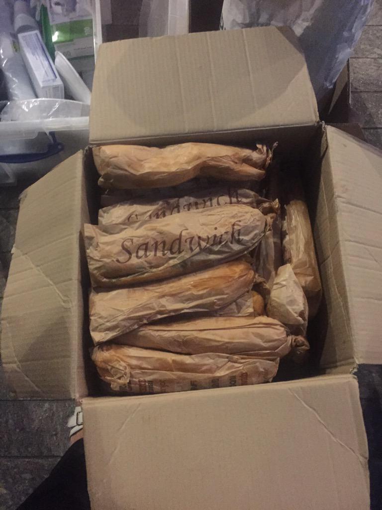 BrahimDjebali's tweet photo. Merci à la pizzeria des arcades pour leurs généreux dons de 200 sandwichs et desserts !! #maraude06 http://t.co/kiVcDCv022