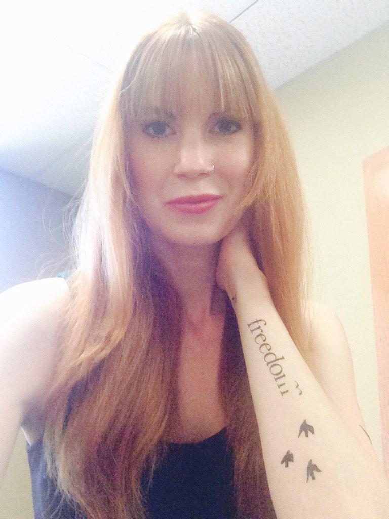 Bobbie_Grace's tweet photo. Having fun on set playing a tattooed, nose pierced no nonsense chick.  #actorslife #filming http://t.co/wTpMplSPH4