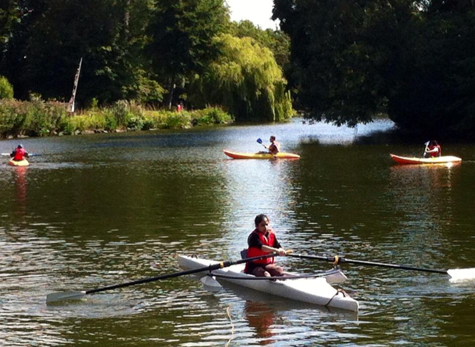 aidydoyle's tweet photo. Great fun rowing and kayaking today in Handsworth Park. @handsworthpark @ActiveParksBirm @BartleyOutdoor http://t.co/pUOF9Ju0Cl