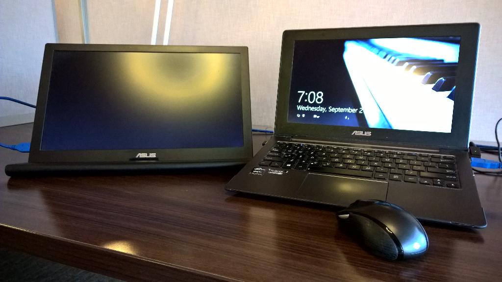 Hyoriu's tweet photo. That #asuslife #Asus #asustaichi #VIP#dual monitors http://t.co/9WBAKpemaG