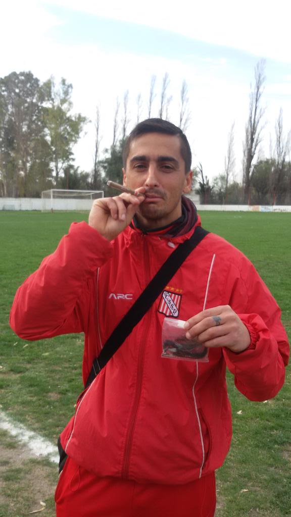 lolaypauli's tweet photo. Trajiste plumas ..pelos ...cigarros ...te olvidaste los huevos http://t.co/zTPtynFZKb