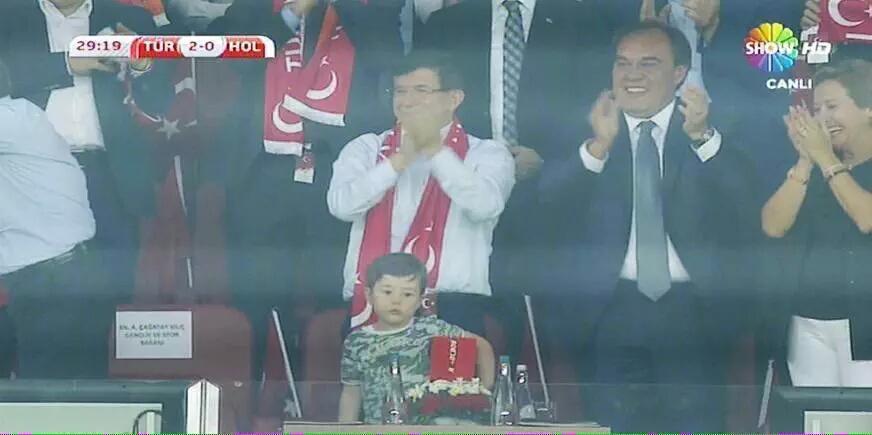 Dağlıca'da askerlerimizin bir bir şehit olduğu dakikalarda Davutoğlu şehit çocuğuyla şov yapıyordu, haberi yok muydu?