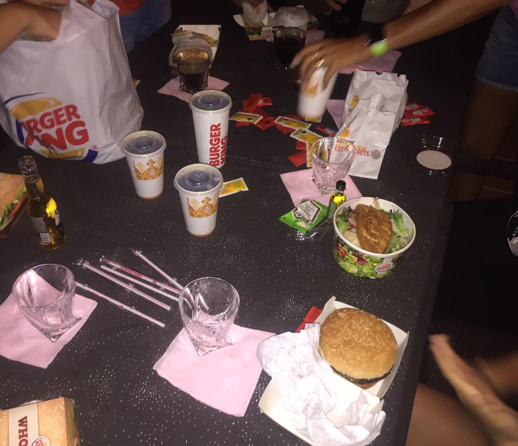 vegetta777's tweet photo. Cenita hoy con mi familia 😊 no es muy sana pero bueno 😜 http://t.co/JnFeiPCNAt