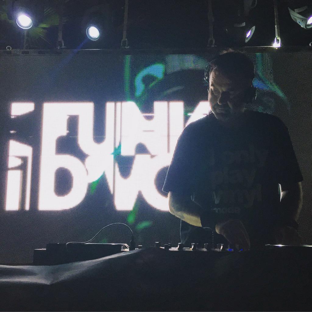 SoundglassesFes's tweet photo. Llegamos con dj d renombre FUNK D'VOID! #soundglasses #summer #deejays #techno #festival #night #thebestdjs #deejays http://t.co/V9x3rqL6zs