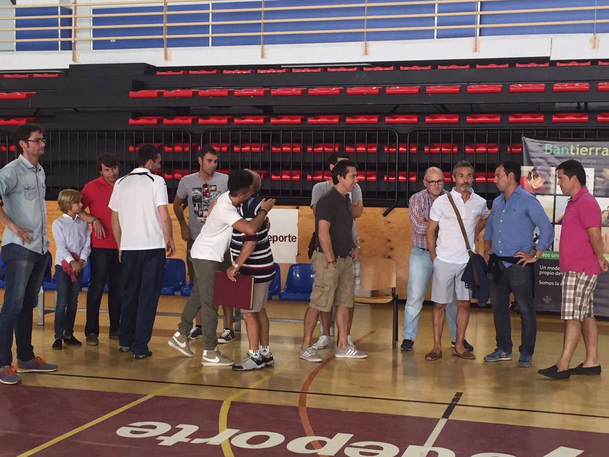 LogronoFutsal's tweet photo. Emotivo homenaje a Emilio López Vega durante la #CopaSanMateo2015 http://t.co/yttZ09NUdh