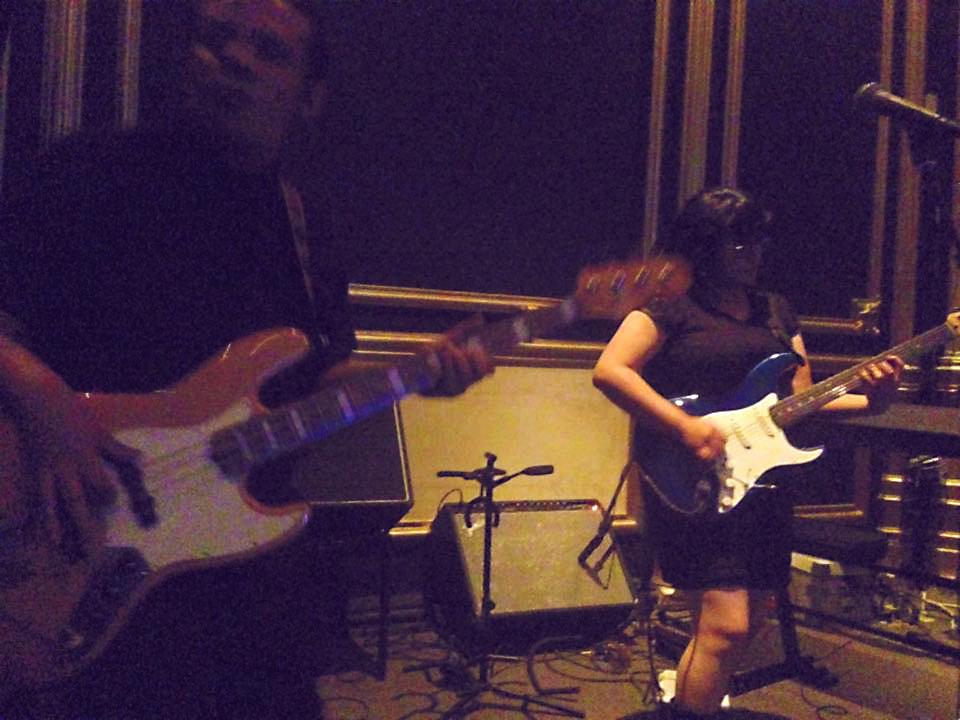 Logramos capturar a <a href="/Pacific_Lions/">The Pacific Lions</a> en estas fotos mientras hacían rugir sus instrumentos anoche… 🎸🐗 #NocheDeBandas