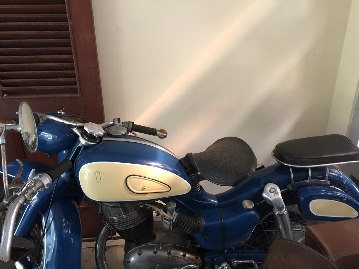 Yusrilihza_Mhd's tweet photo. Sepeda Motor Merek NSU buatan Jerman tahun 1958 masih disimpan di rumah keluarga di Manggar Belitung http://t.co/qwRKuAxFNg