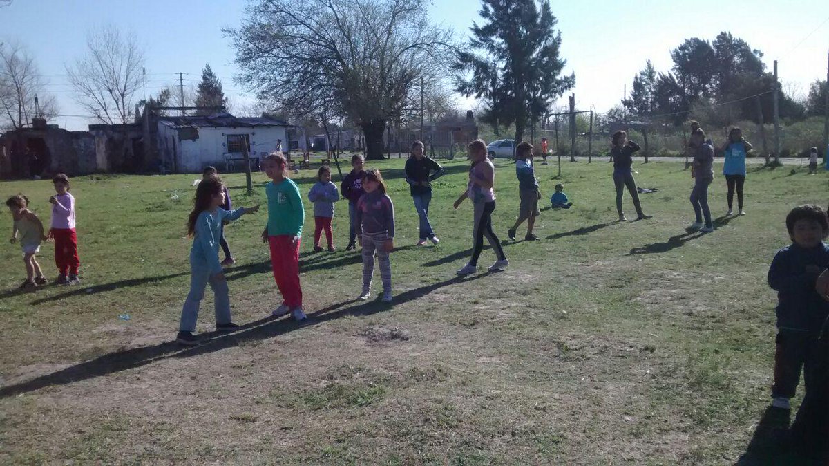 AnabellaLOsorio's tweet photo. Junto a la Juve de @EncuentroMerlo vivimos otra tarde a pura murga en #ParqueElSol con los pibes y pibas del barrio http://t.co/zG1OOMZDAY