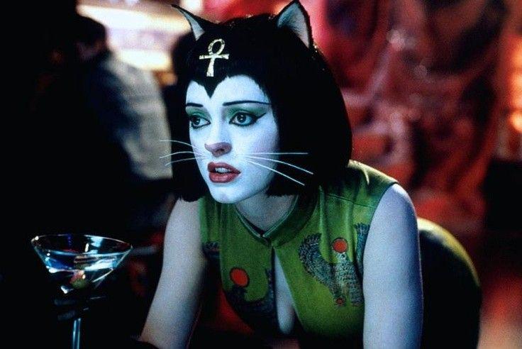 Rose McGowan loves cats. >^..^<

Happy Birthday, Rose!   
