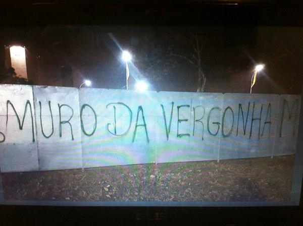 BlogdoNoblat's tweet photo. Já picharam o muro http://t.co/0YZuTd6pc5