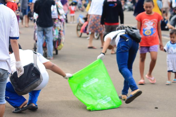 GPSbdg's tweet photo. Selamat pagi, menyegarkan kembali tentang budaya baru warga Bandung #GerakanPungutSampah https://t.co/l5wuH8SYkT http://t.co/pJhbIY1AsB