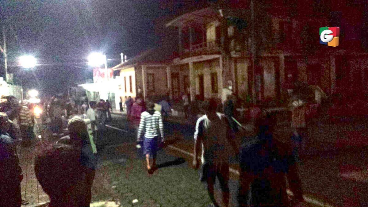 prensa_libre's tweet photo. #DecisionLibre2015 | Queman la municipalidad de San Francisco Zapotitlán, #Suchitepéquez. Vía @sotocristian23 http://t.co/RMXwMgXp8F