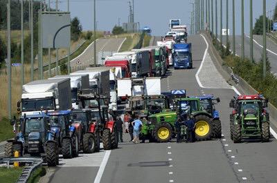 Vanochtend al vroeg met #ZLTO en #Brabant op de barricaden bij de eerste wegversperringen #Brussel! #boerenbetoging