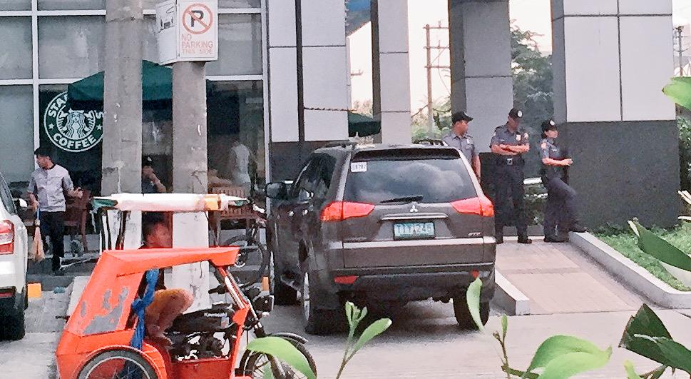 PS11QCPDREACT's tweet image. Galas' #patrollers mans their post even their supervisors are not around. Covert photo by @PS11QCPDREACT supervisors