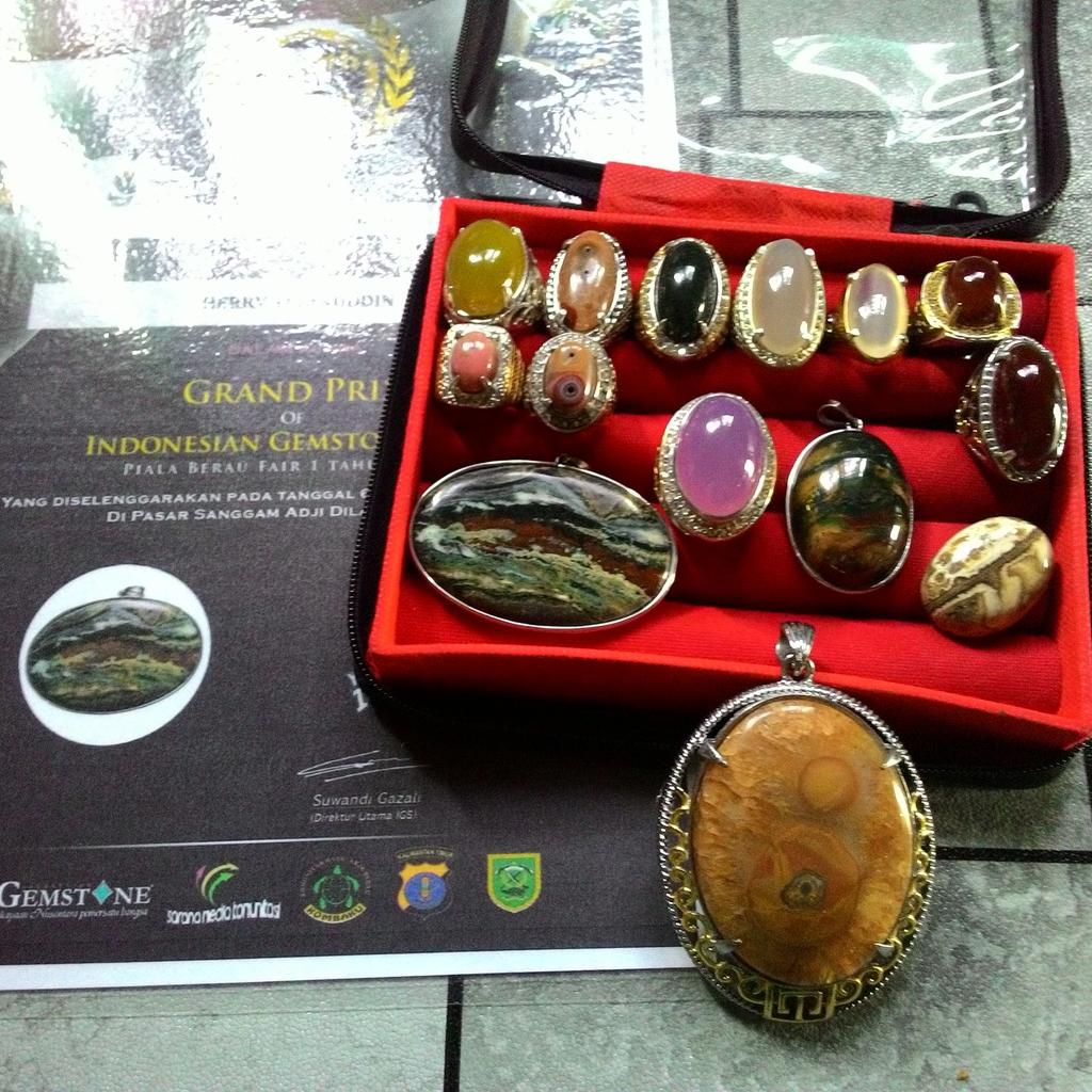 Edisi Patah Hati,,diborongkan semua yaa juragan-juragan..<a href="/AkikLovers/">Om jadoel</a> <a href="/Akikonline/">Batu Akik Online</a> <a href="/BatuGambar/">Batu Gambar | Akik</a> yg minat merapat,,