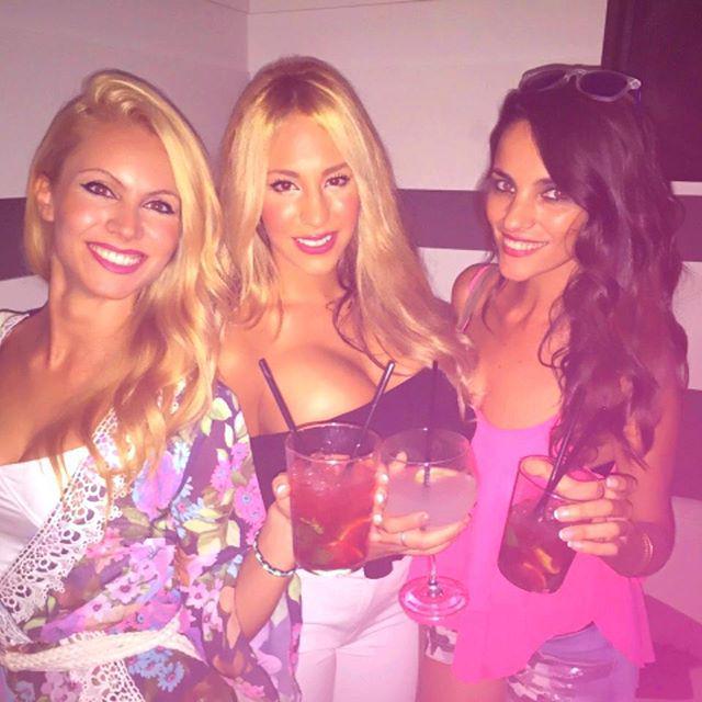 Steisy_IG's tweet photo. Una noches divertida en @mvpbcn con las guapísimas @steisy_myhyv y @silviamg5 😊😀😁💖💜💙😍😍😍😘😘😘
#mvp #mvpbcn #domingo #s… http://t.co/VapOmjKvkF