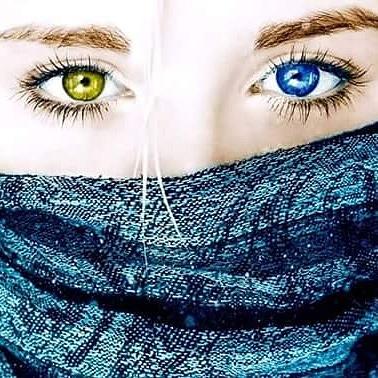 بنت خارجة من الگمنجة داخلة جدآ فے الإيقاع .. ❤
أنتے عمر لقيتہ فجأة مستخبے فے عمر ضاع .. 🙈❤