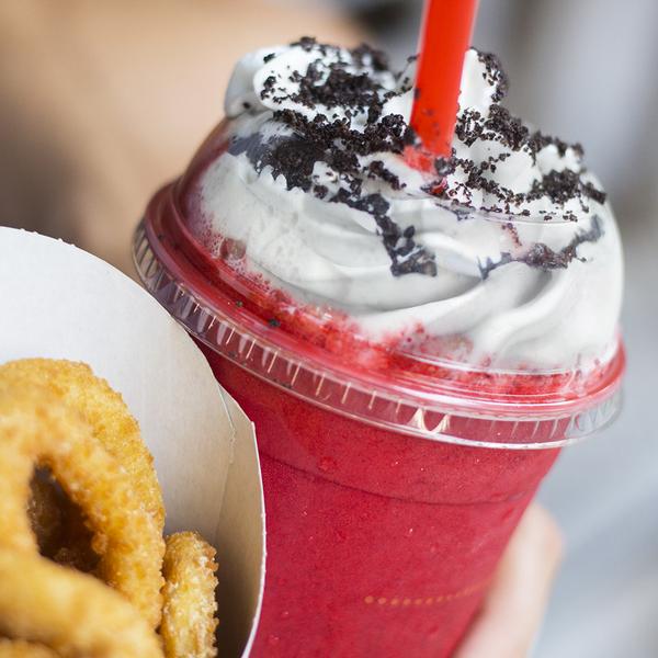 BurgerKingCat's tweet photo. cervell congelat? Si, siusplau. #RedVelvetOreoShake http://t.co/jhQ6pZzkex