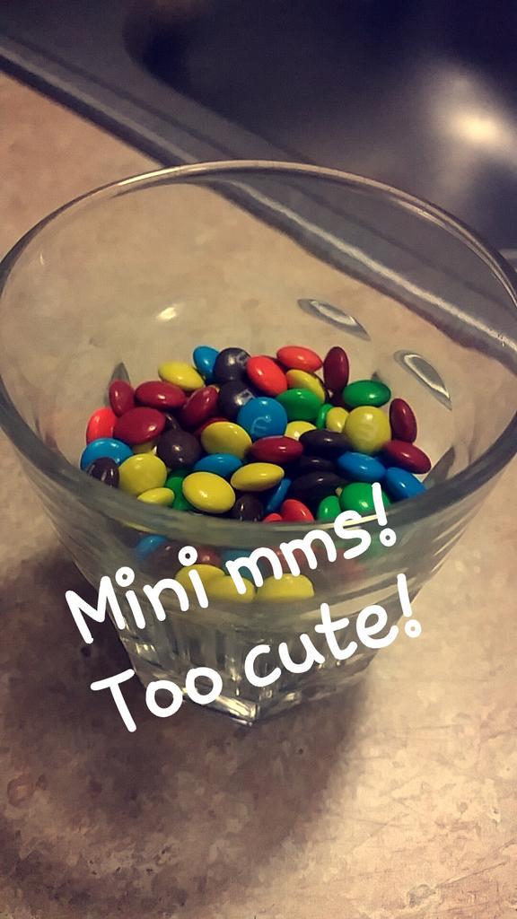 adie8821's tweet photo. @macadillyinn @Morgan_Marie95 @jakkthemack the best kind of snack! #chocolate #mms #minimms http://t.co/L3tMN2farh