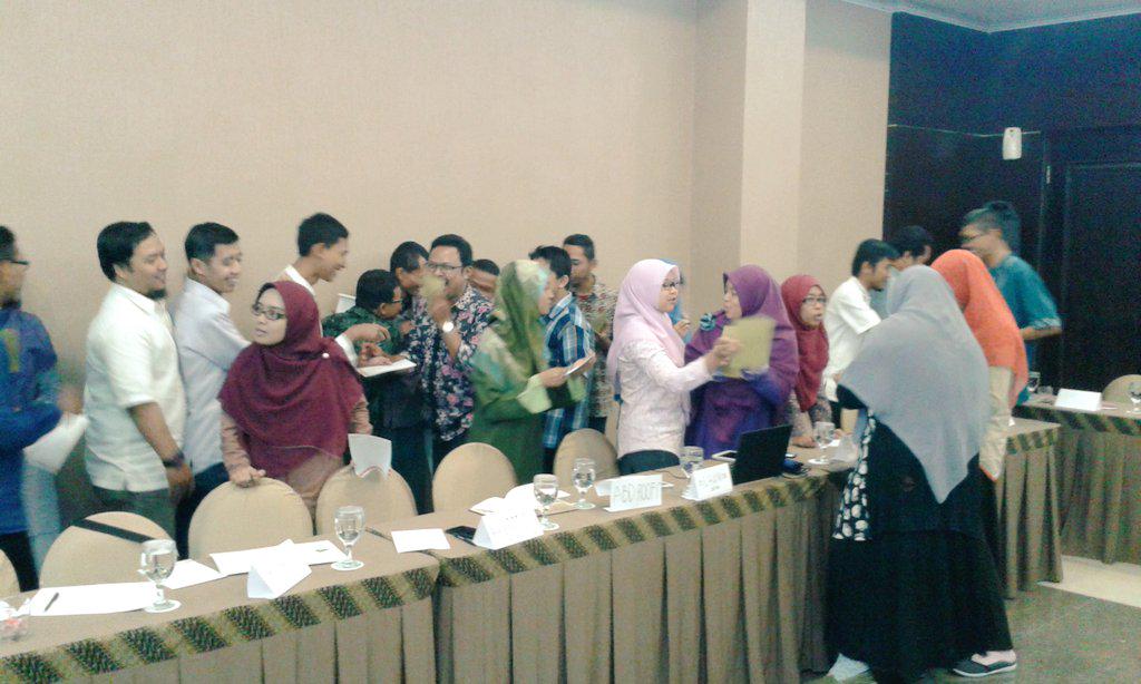 SapaatHolic's tweet image. Sesi training #InstitutionalBuilding dimulai @romiardi @DompetDhuafaDIY @DDjatim @ddjateng @Dompet_Dhuafa