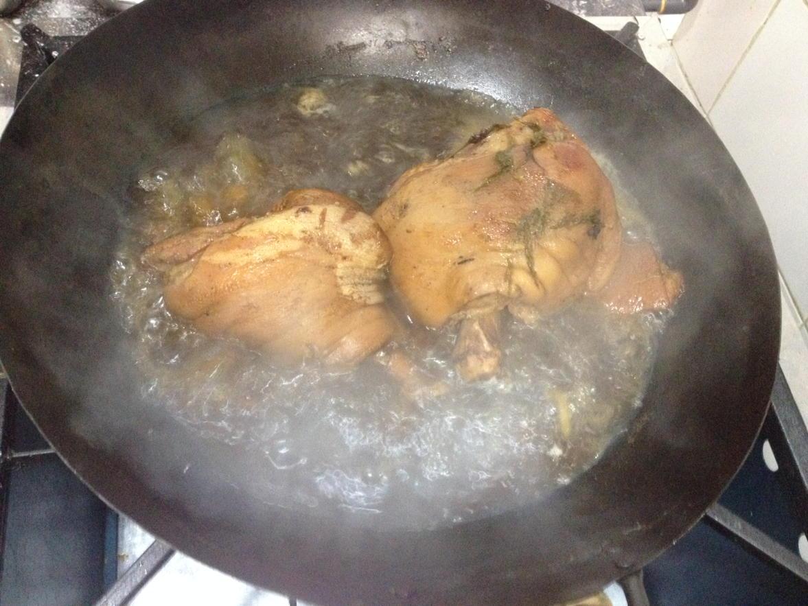 JoelMandarin's tweet photo. Preparando los codillos a fuego lento magia de la antigua China!! http://t.co/I9YkiRp79Z