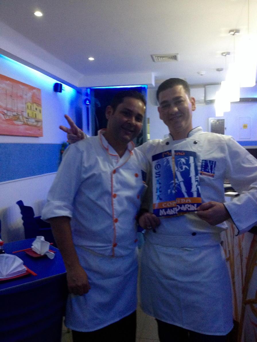 JoelMandarin's tweet photo. Con mi compañero segundo cocinero http://t.co/DiHn2b4anN