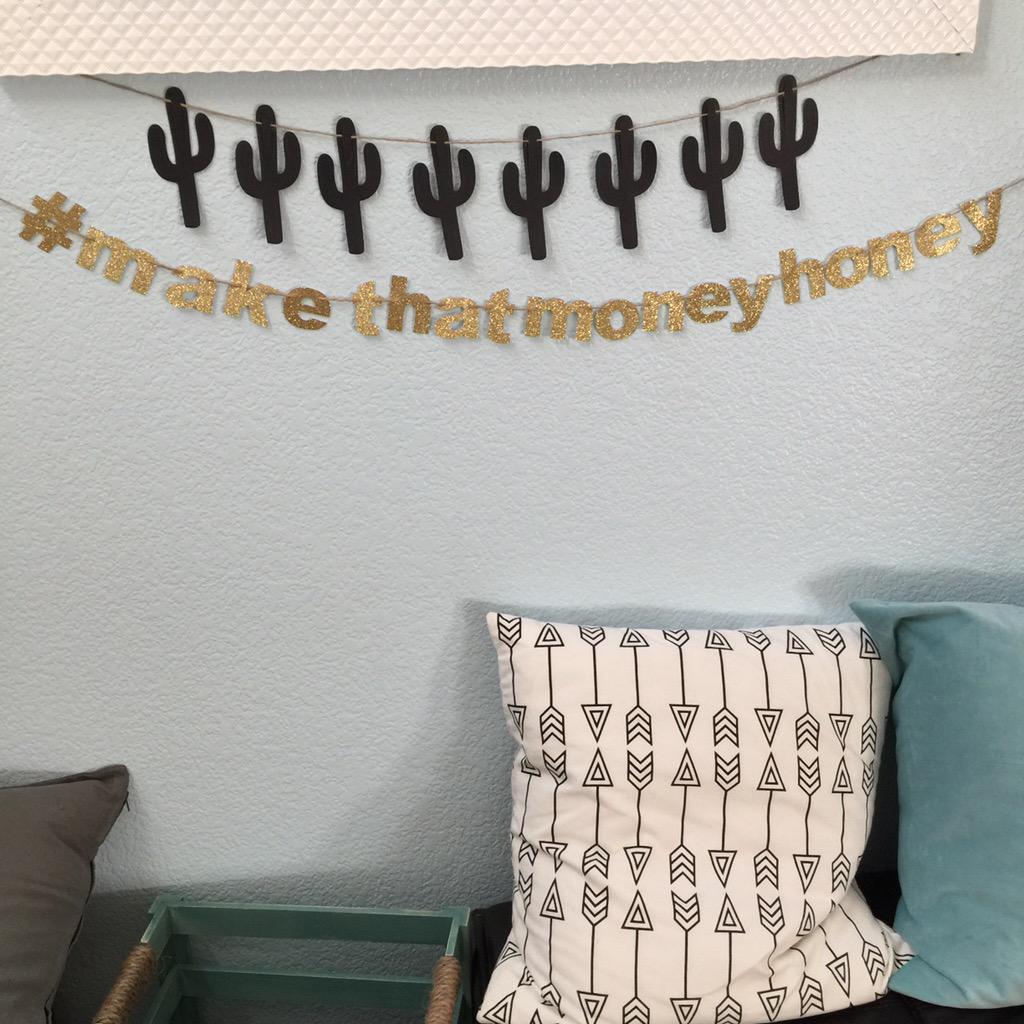 charleedreams's tweet image. Small wall glitter #officedecor #workspacedecor #CharleeDreams #partydecor #roomdecor