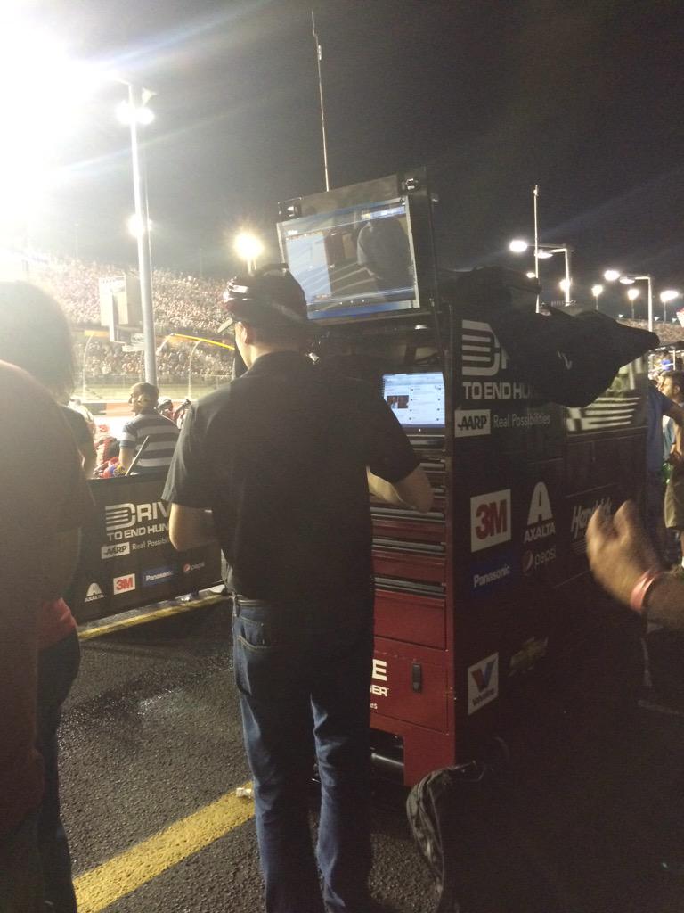 pIain_jane's tweet photo. Nothing like a behind the scenes look at @JeffGordonWeb's Twitter account #communicationinaction http://t.co/sUlN3k527R