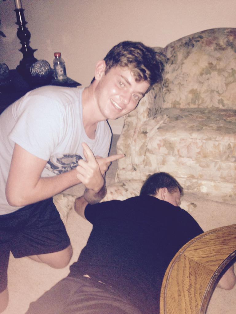 jarodhoge's tweet photo. 50 RETWEETS AND HE WILL WAKE UP! #wakeupdan #slumped #letsgetlit #lastnightofsummer? http://t.co/UF29fWQqpC