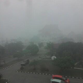 Pak presiden main-main lah ke Riau rasain asap khas riau <a href="/RI1jokowidodo/">Jokowi</a>  😷 #melawanasap