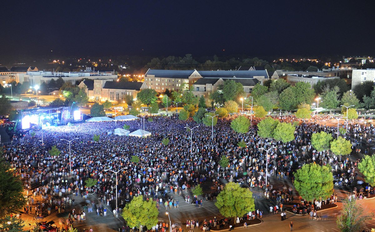 BradPaisley's tweet photo. From all the way up top at @virginia_tech!  #CountryNationVATech
Photo: Dave Knachel/Virginia Tech Athletics
-TeamBP http://t.co/7ONFk9DSGC
