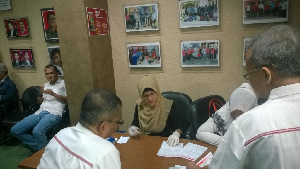 Sebelum donor akan dilakukan pengecekan untuk menentukan apakah kita diperbolehkan melakukan donor darah atau tidak