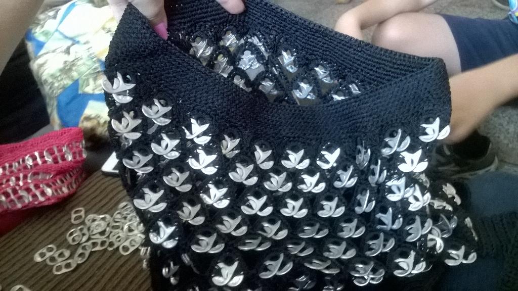 ShadowRiso's tweet image. Repurposing soda tabs with yarn. #DIY #handmadepurses @Opaque_Bubbles @H2S04_Primero