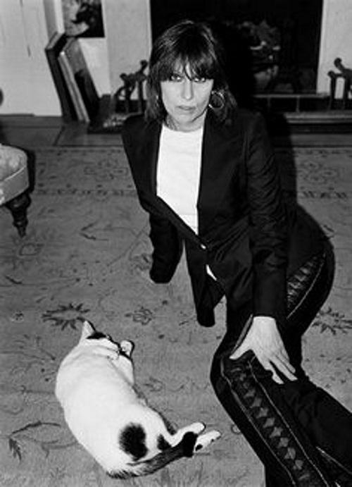 Chrissie Hynde loves cats. >^..^<

Happy Birthday, Chrissie!  