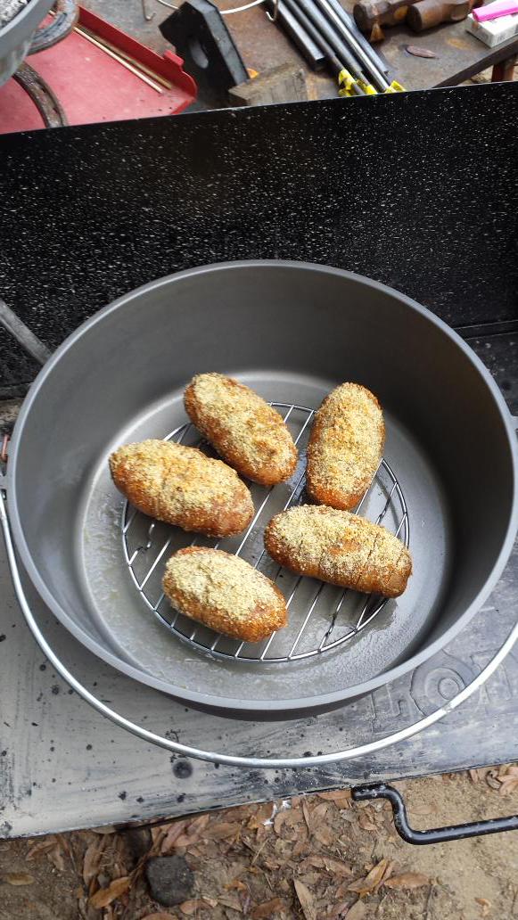 FoodsFine's tweet photo. Dutch oven hasleback potatoes http://t.co/wLvvGXQYj8
