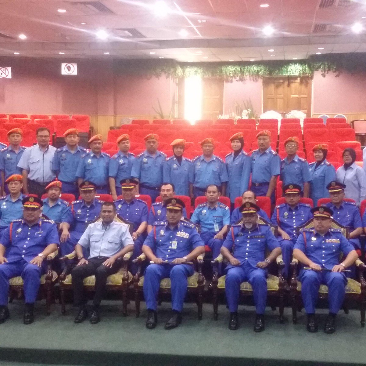 Majlis Penutup Kursus Asas Khas Pertahanan Awam Siri 3/2015
<a href="/TKPOjpam/">Hj Selamat Dahalan</a> <a href="/kpjpam/">ZAITUN AB SAMAD</a> <a href="/shahidan_kassim/">shahidan kassim</a> <a href="/jpmgov_/">Jabatan Perdana Menteri</a>