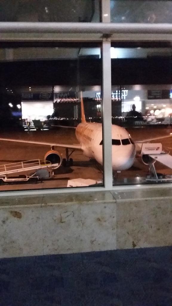RayFlemo09's tweet photo. On our way ! @thecharlatans @Tim_Burgess @paullindley1975 #LiverpoolAirport #FirstFlight http://t.co/pKVGeYO6ET